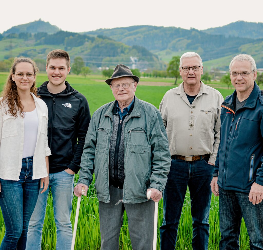 Das Team von Dinkel Kaufen vor dem grün wachsenden Dinkelfeld